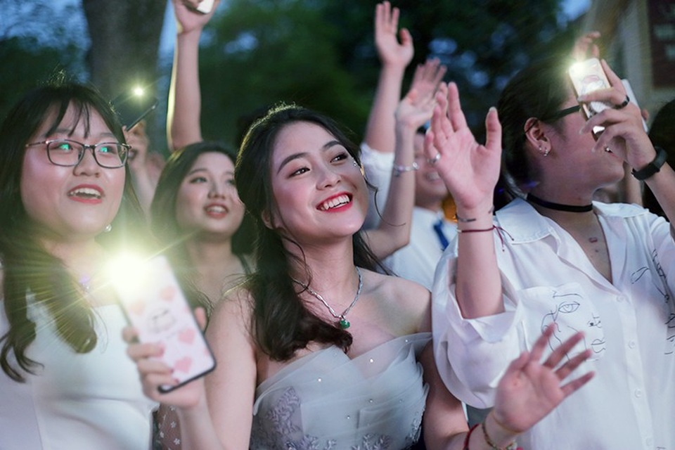 Teen Chu Văn An xinh đẹp, lộng lẫy trong lễ tri ân và trưởng thành đầy cảm xúc - 7
Teen Chu Văn An ai cũng ăn mặc thật đẹp để tham dự Lễ trưởng thành của chính mình.