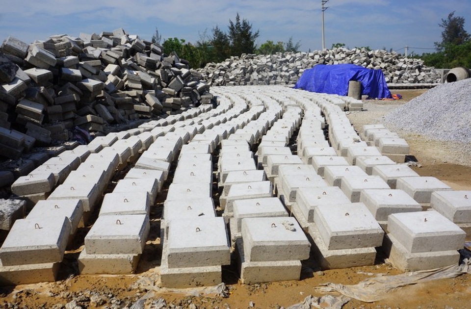 Dự án đê, kè biển gần 200 tỷ đồng ngổn ngang trước mùa mưa bão - 4 Ngổn ngang cấu kiện bê tông của dự án
