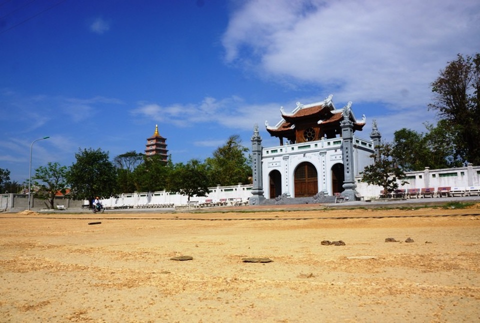 Dự án đê, kè biển gần 200 tỷ đồng ngổn ngang trước mùa mưa bão - 3 Mặt nền là cồn cát cũng được hạ xuống gần sát với mặt đường