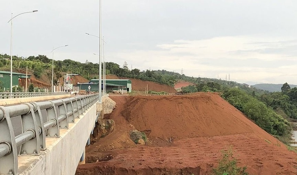 Hàng trăm m3 đất đá đổ xuống làm biến dạng lòng suối