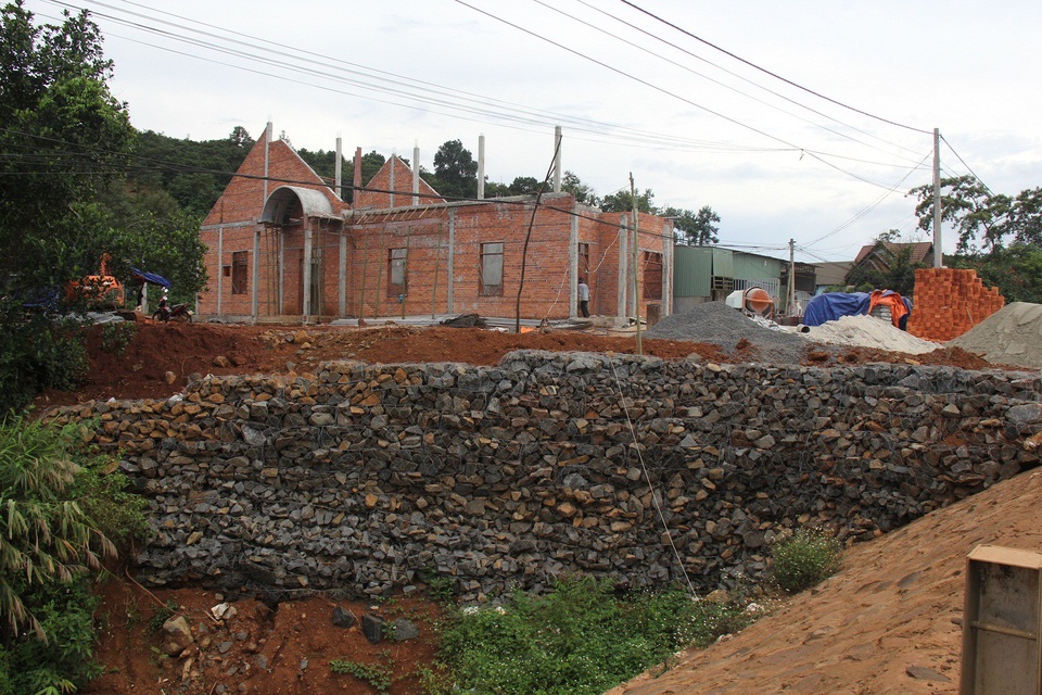 Nhiều công trình nhà ơ, hàng quán cũng mọc lên ngay bên bở suối