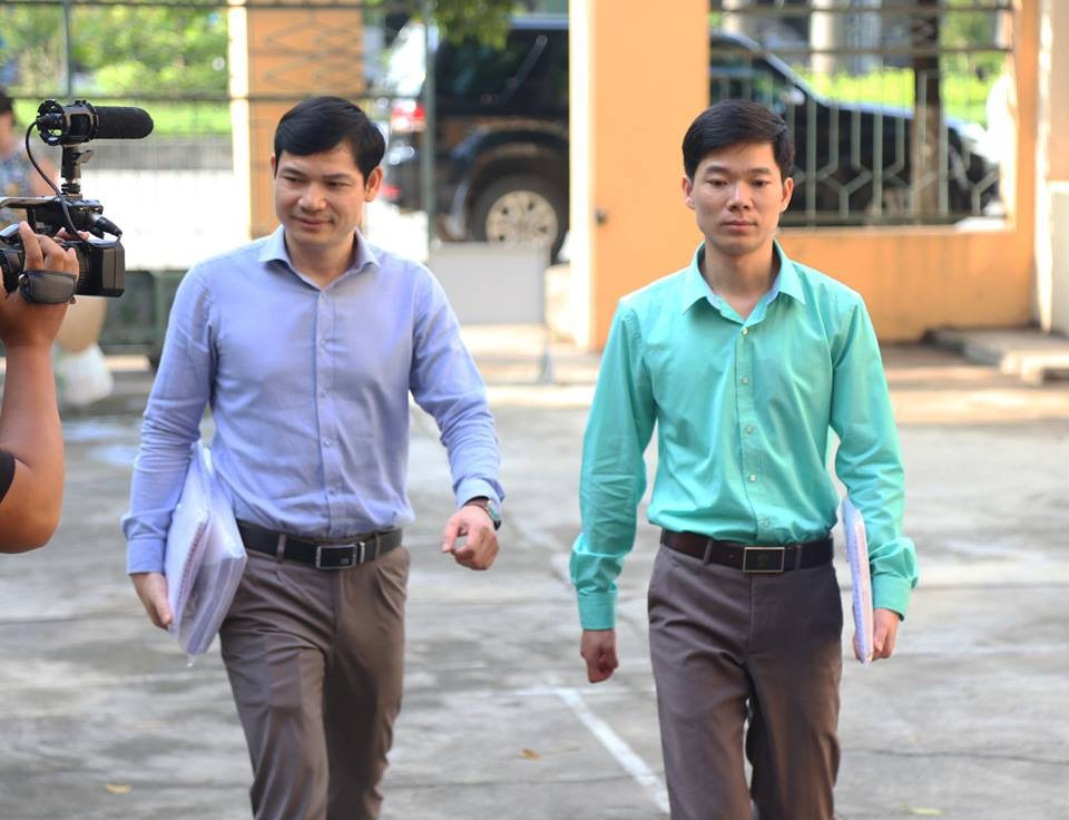 Xét xử vụ chạy thận tử vong: Nguyên giám đốc bệnh viện khai gì? - 2 Bị cáo Hoàng Công Lương (phải) đến tòa sáng nay (22/5).