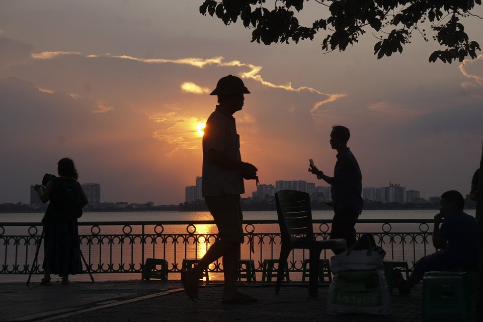 Ngắm hoàng hôn đẹp lạ trên Hồ Tây - 8 Nhiều người đi qua bắt gặp cảnh hoàng hôn vàng đậm trên mặt nước hồ Tây không thể cưỡng lại ham muốn lưu giữ một khoảnh khắc.