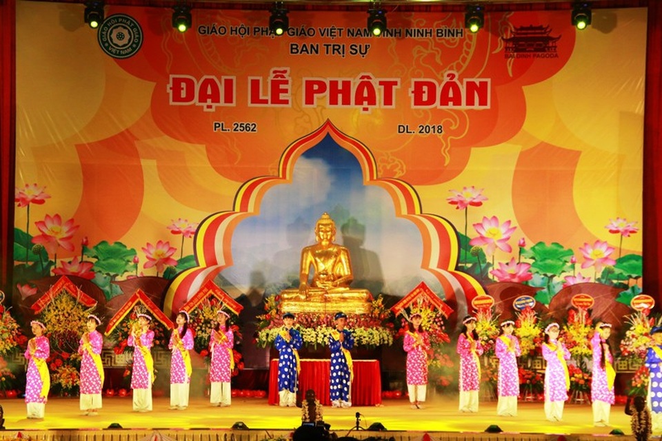 Linh thiêng lễ tắm Phật tại ngôi chùa lớn nhất Việt Nam - 1 Linh thiêng lễ tắm Phật tại ngôi chùa lớn nhất Việt Nam - 1