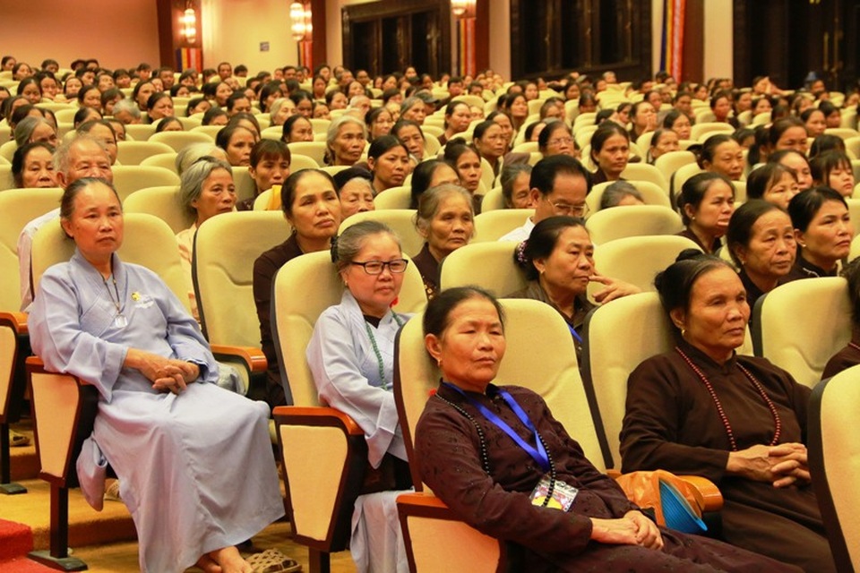 Linh thiêng lễ tắm Phật tại ngôi chùa lớn nhất Việt Nam - 4 Hàng nghìn Tăng ni, Phật tử và người dân đến dự đại lễ cầu quốc thái dân an.