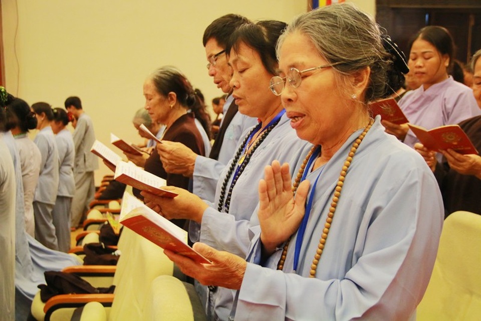Linh thiêng lễ tắm Phật tại ngôi chùa lớn nhất Việt Nam - 7 Mọi người cùng nhau đọc kinh niệm Phật dâng lên Đức Thích Ca Mâu Ni nhân ngày lễ Phật đản.