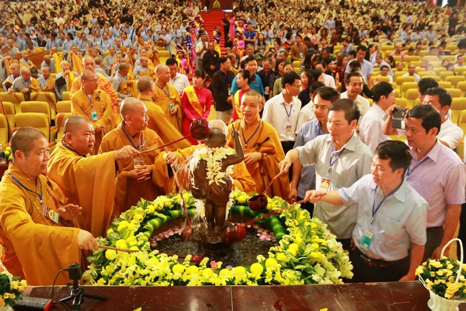 Linh thiêng lễ tắm Phật tại ngôi chùa lớn nhất Việt Nam - 8 Linh thiêng lễ tắm Phật tại ngôi chùa lớn nhất Việt Nam - 8