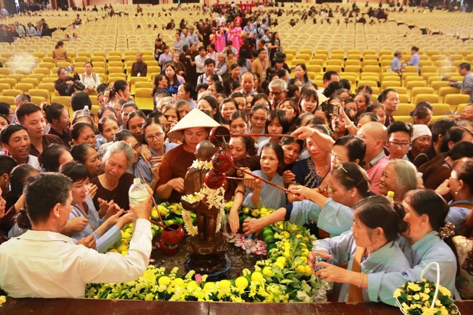 Linh thiêng lễ tắm Phật tại ngôi chùa lớn nhất Việt Nam - 10 Linh thiêng lễ tắm Phật tại ngôi chùa lớn nhất Việt Nam - 10