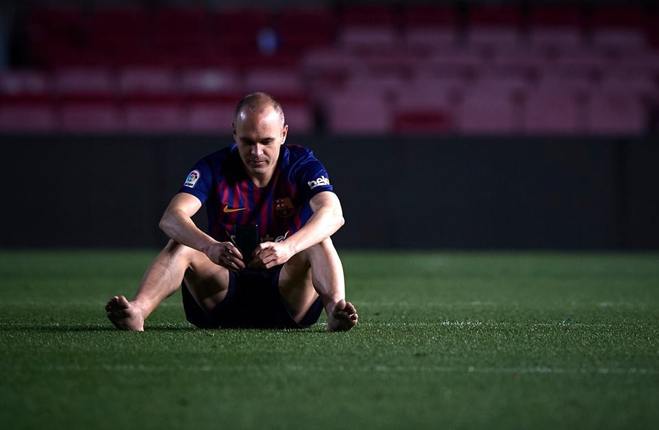 Rơi nước mắt với khoảnh khắc cô đơn của Iniesta tại Nou Camp - 1 Iniesta ngồi một mình ở SVĐ Nou Camp lúc 1 giờ sáng