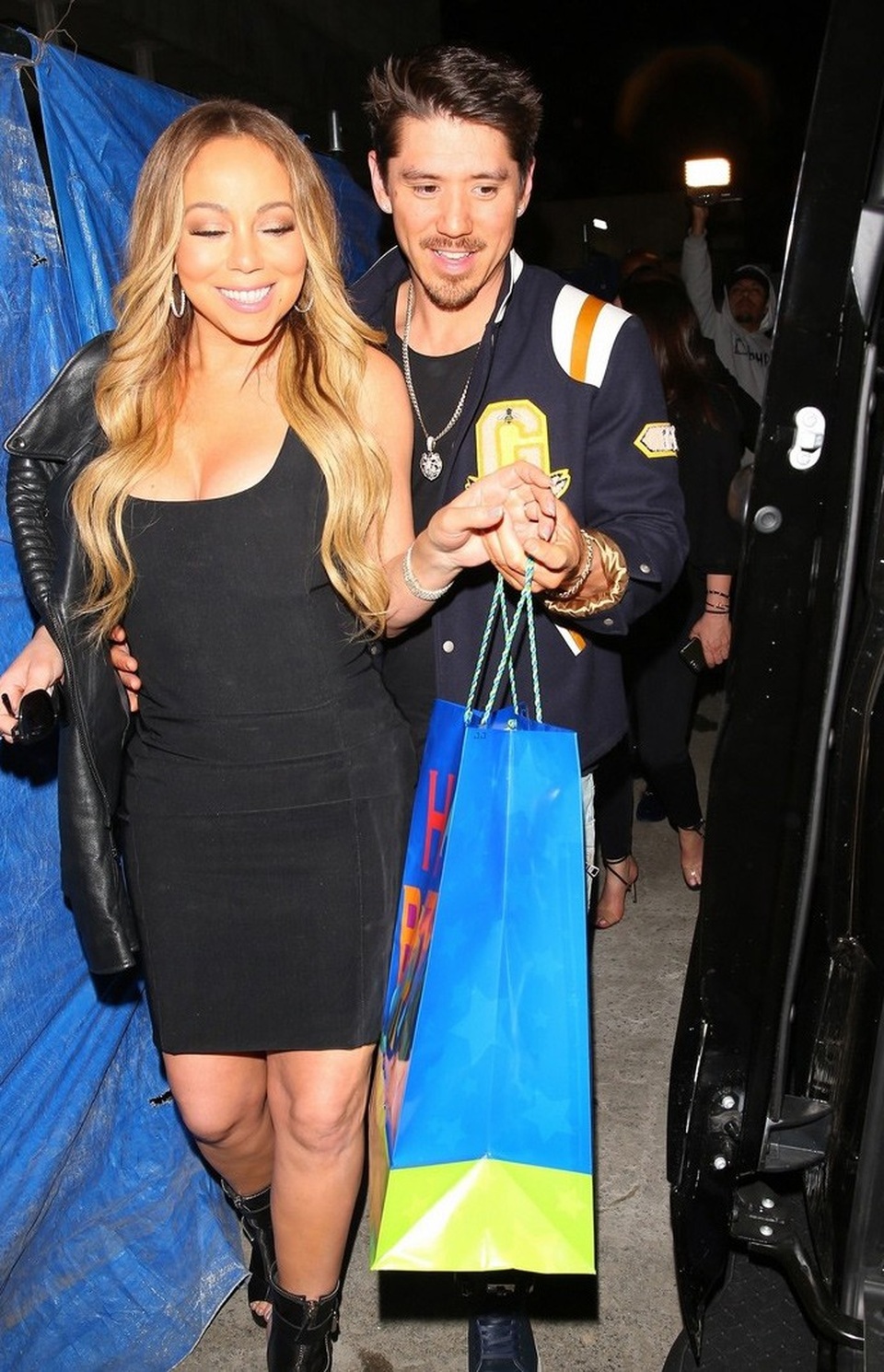 
Thật tuyệt khi lại được viết nhạc và hợp tác với mọi người. Viết nhạc luôn là sở thích của tôi. Hầu hết mọi người đều thích trình diễn hơn, nhưng tôi thì không, tôi thích ở trong phòng thu, viết ra những chất liệu mới và đổ cảm xúc của mình cũng như con tim của mình vào từng bản nhạc, Mariah Carey nói về đam mê sáng tác của cô.
