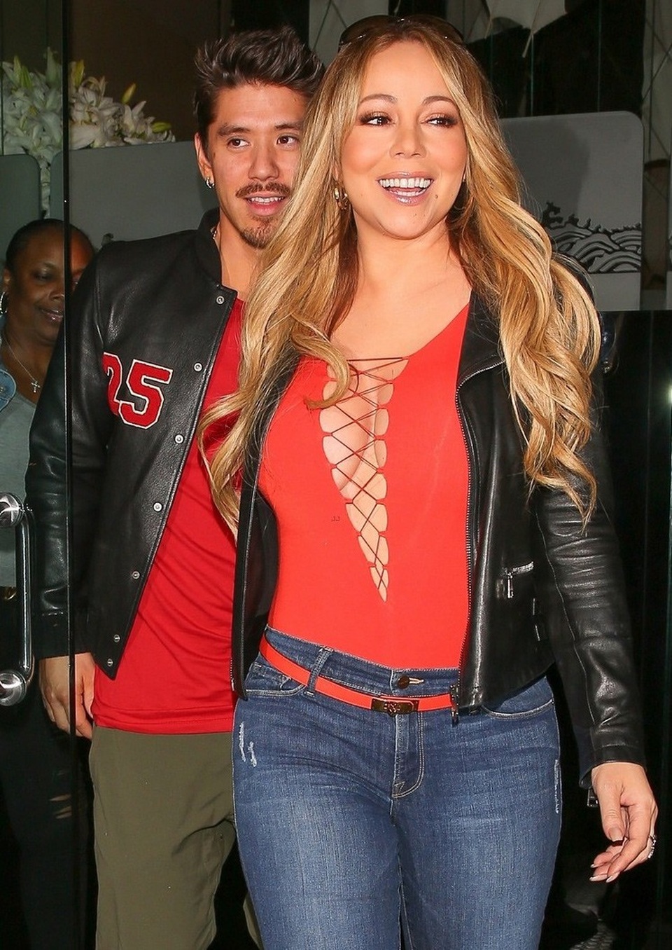 
Chàng vũ công 35 tuổi không bận tâm tới khoảng cách 13 tuổi giữa hai người. Anh luôn dành cho bạn gái sự ngưỡng mộ và ánh mắt say đắm.
