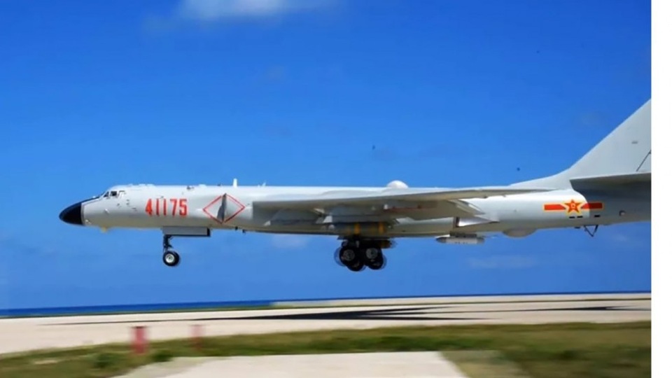 Philippines lo ngại máy bay ném bom Trung Quốc diễn tập ở Biển Đông - 1 Máy bay H-6K của Trung Quốc diễn tập trên Biển Đông (Ảnh: SCMP)