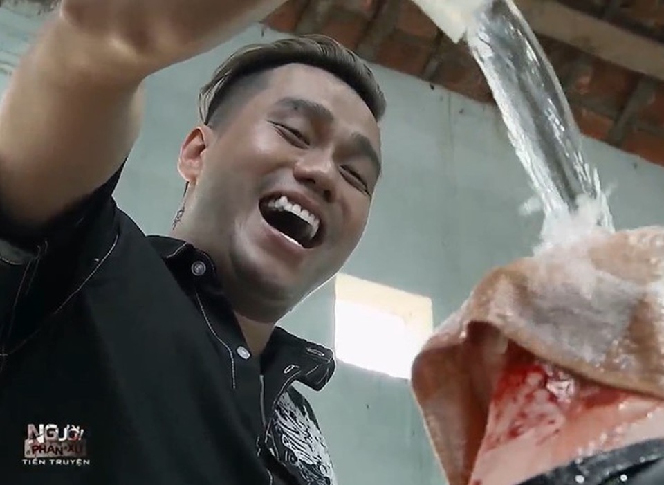 Ê-kíp “Người phán xử” tiền truyện nói gì khi bị chê lạm dụng bạo lực, chửi thề? - 2 Cảnh Phan Hải tra tấn chồng Vân Điệp.