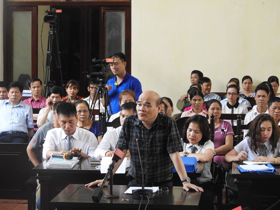 Xử vụ chạy thận tử vong: Tòa "ngăn" đại diện Bộ Y tế trả lời luật sư - 2
Ông Nguyễn Huy Quang, đại diện Bộ Y tế tham gia tố tụng