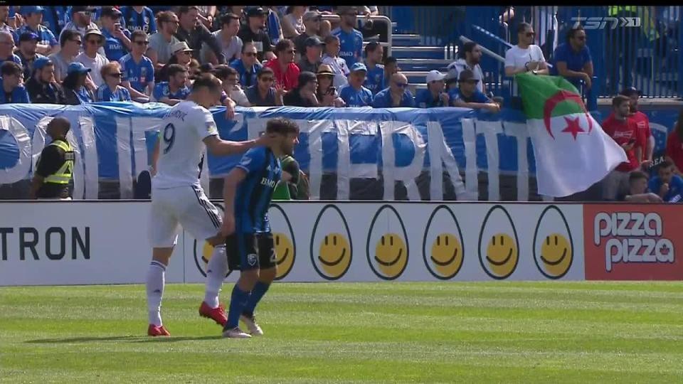 Tát trộm đối thủ, Ibrahimovic bị truất quyền thi đấu - 1 Ibrahimovic có hành động tát trộm Michael Petrasso