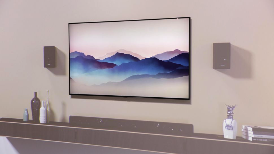 Thiết kế màn hình cong 360 độ của Samsung QLED TV giúp huấn luyện viên Park Hang Seo thoải mái thưởng thức phim ảnh, thể thao trọn vẹn dù ngồi ở bất kỳ vị trí nào trong phòng.