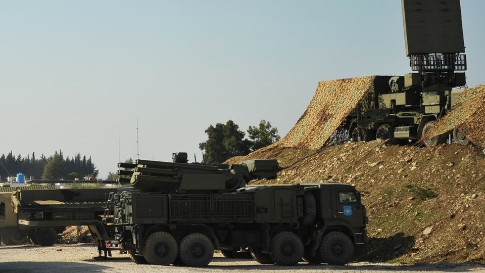 Nga đánh chặn vật thể lạ tấn công căn cứ quân sự ở Syria - 1 Tổ hợp phòng không Pantsir-S1 của Nga tại căn cứ Hmeimim (Ảnh: Sputnik)