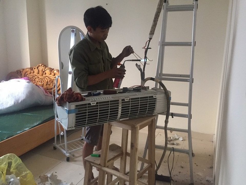 Lắp, bảo dưỡng điều hòa trở thành nghề 'hot" kiếm bộn tiền ngày nắng nóng - 2 Giá lắp đặt 1 chiếc điều hòa hiện nay không dưới 300.000 đồng/máy