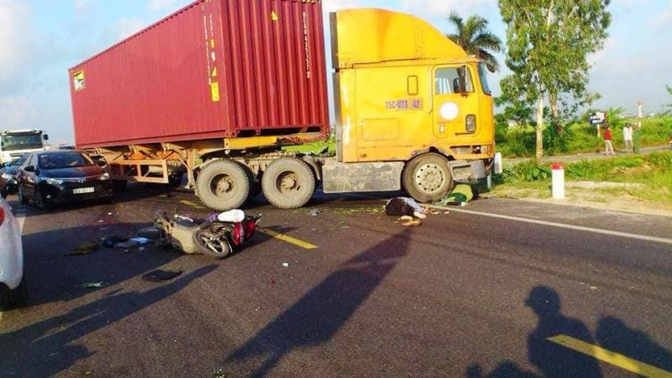Thai phụ sắp sinh bị xe tải tông tử vong thương tâm - 3 Hiện trường vụ tai nạn thương tâm khiến 2 vợ chồng ông T. tử vong