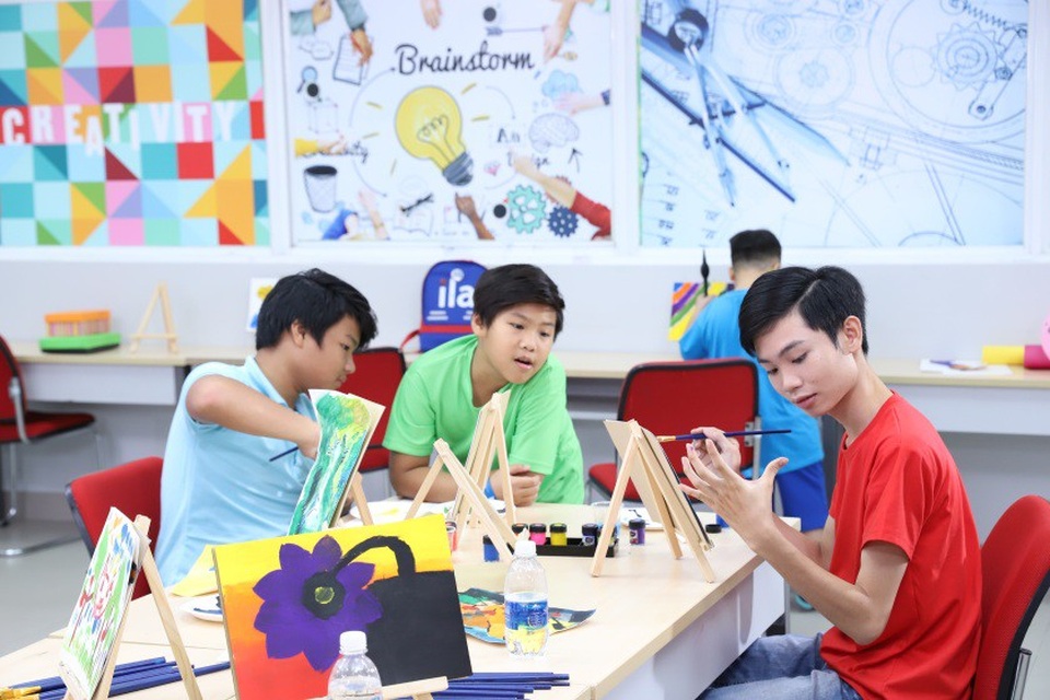 Vun đắp lòng nhân ái - Khi cha mẹ chọn mùa hè rực rỡ cho con - 1
Hè này con trẻ cần được tạo điều kiện để làm giàu trải nghiệm sống, từ đó hình thành nhân sinh quan lành mạnh, tích cực.