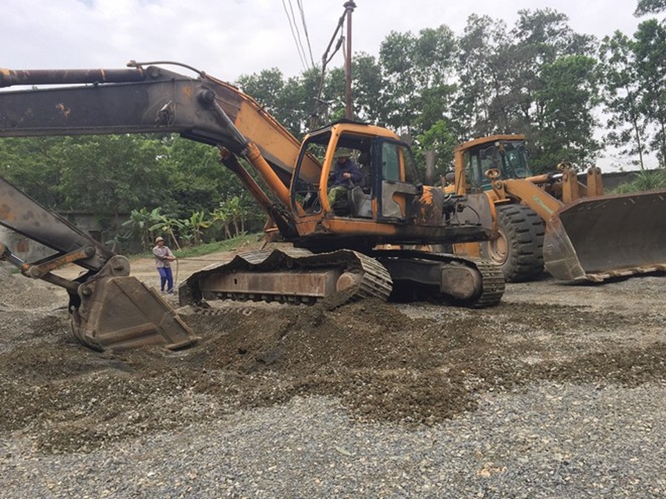 Ông Ngợi đã huy động máy xúc hàng chục giờ để đào bới nhưng không thấy gì.