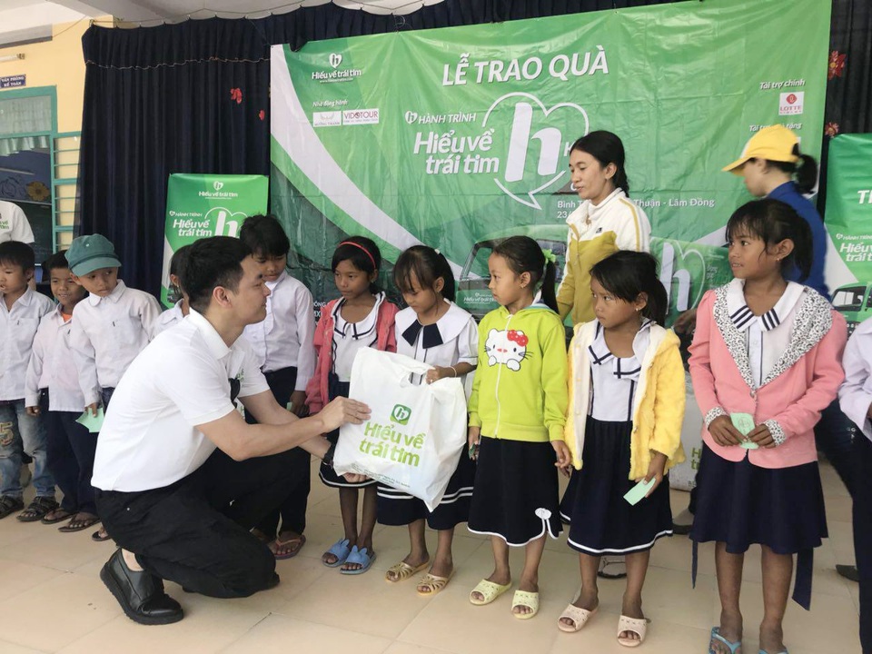 Các nghệ sĩ trên chuyến xe màu xanh yêu thương của Quỹ Hiểu về trái tim - 1 Đại sứ trái tim - MC Phan Phan Anh trao quà cho các em học sinh nghèo Ninh Thuận.