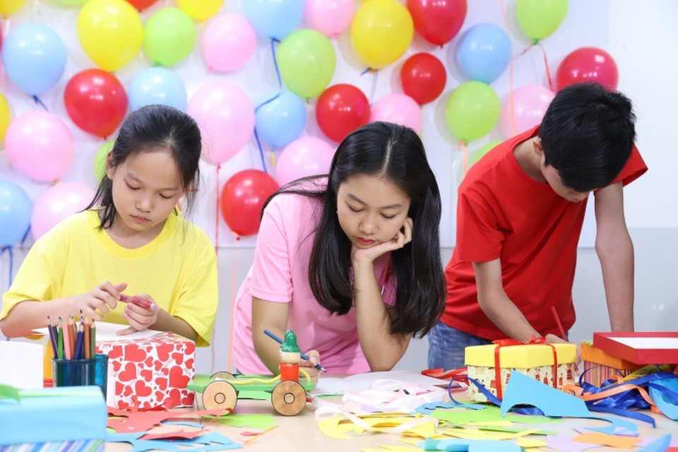 Vun đắp lòng nhân ái - Khi cha mẹ chọn mùa hè rực rỡ cho con - 2
Các bậc phụ huynh sẽ có dịp nhìn chiêm ngưỡng và ủng hộ các sản phẩm do con trẻ tự tay thực hiện nhằm gây quỹ và chia sẻ với các bạn có hoàn cảnh kém may mắn hơn.