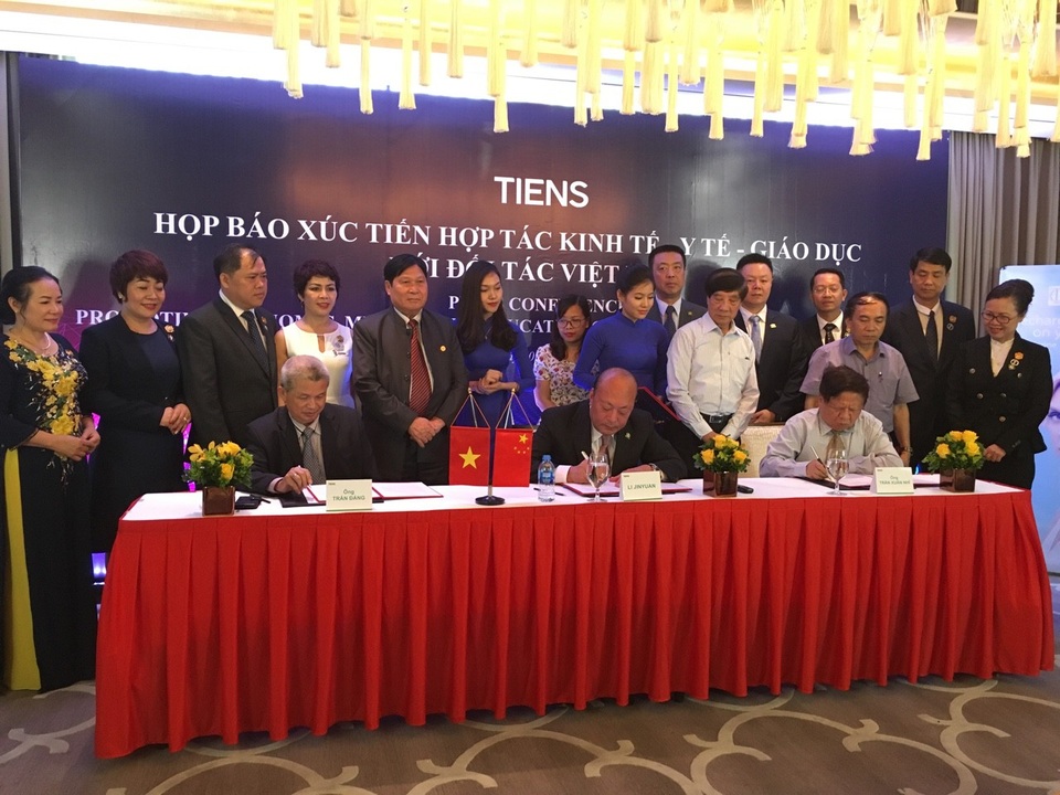 Chủ tịch Lý Kim Nguyên đại diện Tập đoàn TIENS đã chính thức ký kết Biên bản ghi nhớ Hợp tác với Hiệp hội các trường Đại học và cao đẳng Việt Nam