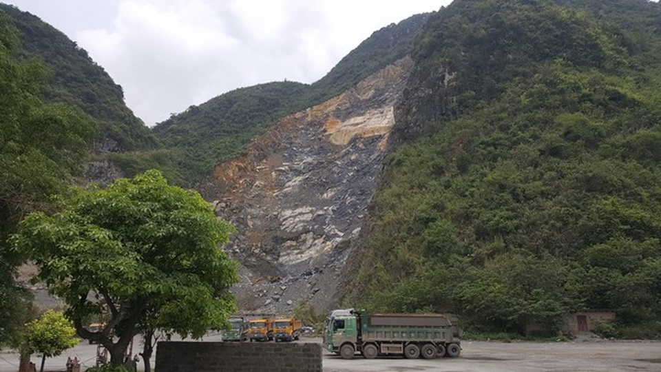 “Mỏ đá ông Ngời” gần đây rất nhiều người dân hiếu kỳ từ các vùng đến xem.