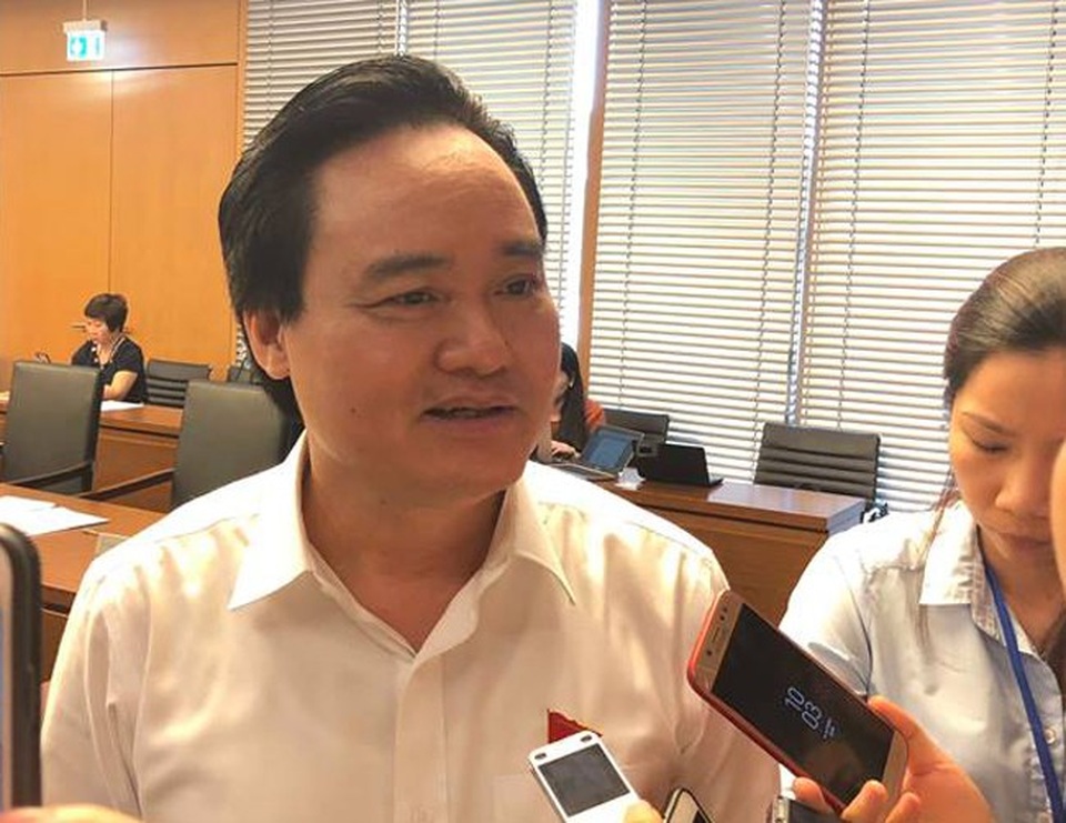 Bộ trưởng Giáo dục nói về cảnh bảo mẫu kẹp cổ trẻ đút cháo: “Vô nhân tính” - 1 Bộ trưởng GD-ĐT Phùng Xuân Nhạ trao đổi bên hành lang Quốc hội sáng 22/5