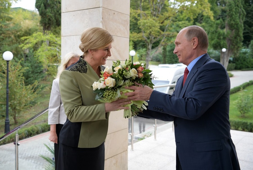 Bó hoa gây tranh cãi của Tổng thống Putin tặng Thủ tướng Đức - 4 Tổng thống Putin tặng hoa cho Tổng thống Croatia Kolinda Grabar-Kitarovic năm 2017, cũng tại dinh thự Bocharov Ruchei ở Sochi. (Ảnh: Sputnik)