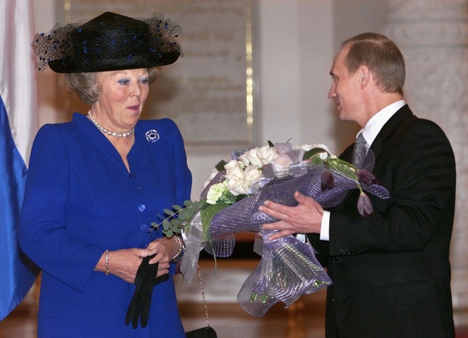 Bó hoa gây tranh cãi của Tổng thống Putin tặng Thủ tướng Đức - 5 Nữ hoàng Hà Lan Beatrix bất ngờ khi nhận bó hoa hồng trắng từ tay Tổng thống Putin năm 2001. (Ảnh: RT)