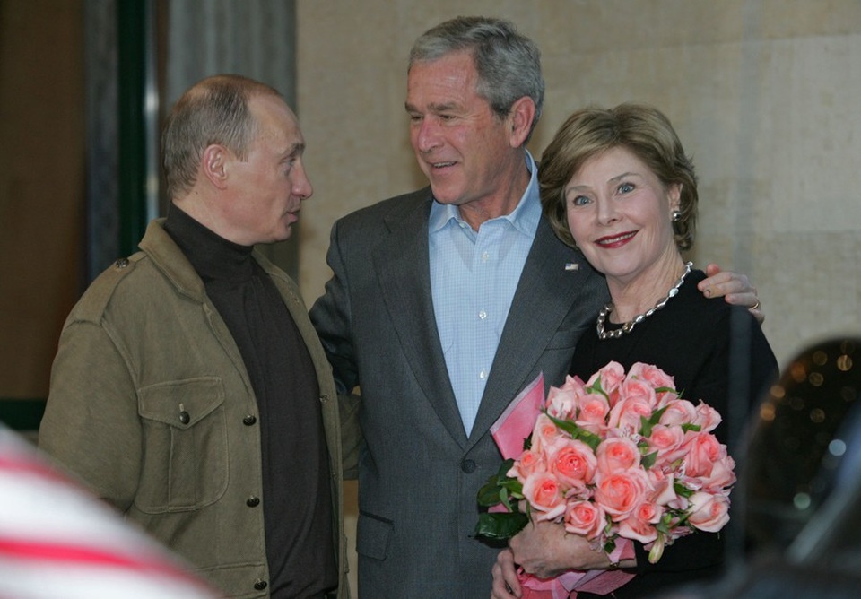 Bó hoa gây tranh cãi của Tổng thống Putin tặng Thủ tướng Đức - 7 Bà Laura Bush, vợ cựu Tổng thống Mỹ George W. Bush, ôm bó hoa hồng do ông Putin tặng. (Ảnh: Sputnik)
