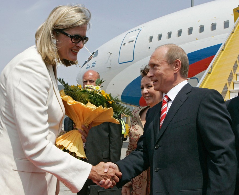 Bó hoa gây tranh cãi của Tổng thống Putin tặng Thủ tướng Đức - 8 Cái bắt tay và bó hoa là cách Tổng thống Putin chào đón Ngoại trưởng Áo Ursula Plassnik. (Ảnh: Sputnik)