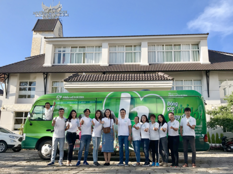 Các nghệ sĩ trên chuyến xe màu xanh yêu thương của Quỹ Hiểu về trái tim - 3 Các Đại sứ trái tim - diễn viên Đức Hải, Hoa khôi Diệu Ngọc, Á khôi Yến Nhi và người mẫu Lê Hà Chiêu đã đồng hành cùng Hành trình mang yêu thương đến cho những mảnh đời bất hạnh.