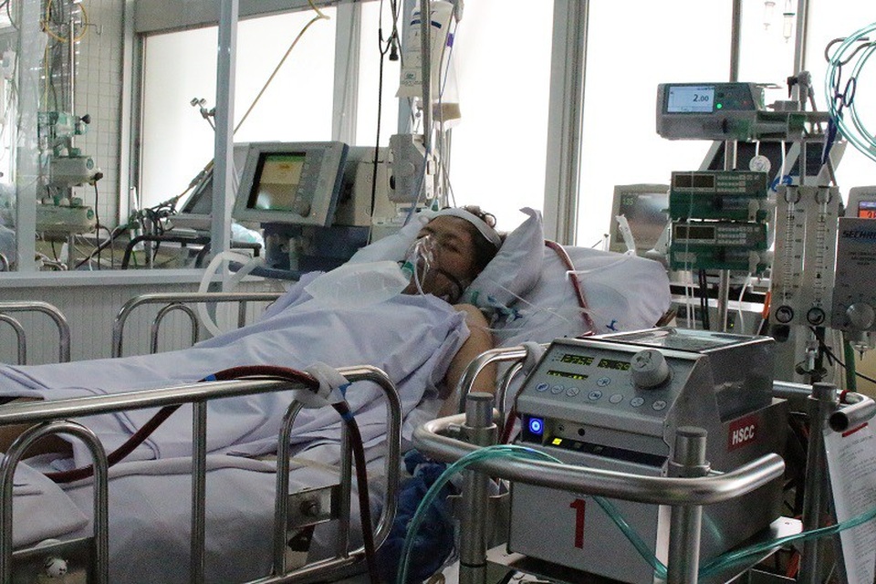 Nữ công nhân nguy kịch sau khi ăn cơm cá ngừ tự nấu - 1 Nữ bệnh nhân đang được điều trị tích cực, chỉ số sinh hiệu bước đầu cải thiện