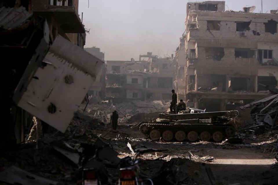 Thủ đô Syria hoang tàn sau 7 năm chìm trong bom đạn - 7 Các phương tiện quân sự của quân đội Syria vẫn được nhìn thấy tại các khu vực từng xảy ra giao tranh ở Damascus.