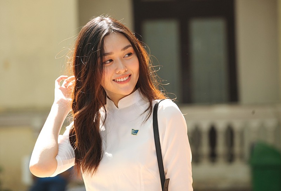 "Hot girl" trường Phan Đình Phùng trong ngày chia tay tuổi học trò - 6 Tường San sở hữu nụ cười tỏa nắng, hồn nhiên đúng tuổi của cô học sinh cuối cấp.