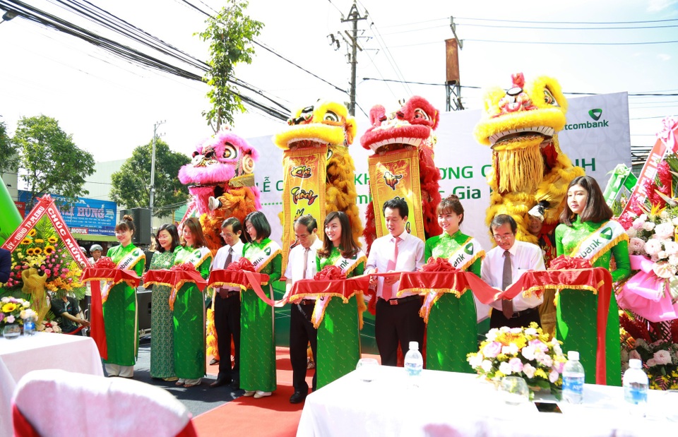 Vietcombank khai trương hoạt động chi nhánh Bắc Gia Lai - 1 Các đại biểu cắt băng khai trương chi nhánh Vietcombank Bắc Gia Lai