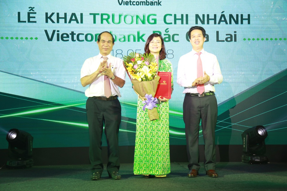 Vietcombank khai trương hoạt động chi nhánh Bắc Gia Lai - 2 Ông Nguyễn Mỹ Hào - Ủy viên Hội đồng quản trị Vietcombank (bên phải) trao quyết định và Ông Vũ Ngọc Thành - Phó Bí thư tỉnh ủy, Chủ tịch UBND tỉnh Gia Lai (bên trái) tặng hoa chúc mừng bà Đỗ Thị Việt Hằng được bổ nhiệm chức vụ Giám đốc Vietcombank Bắc Gia Lai