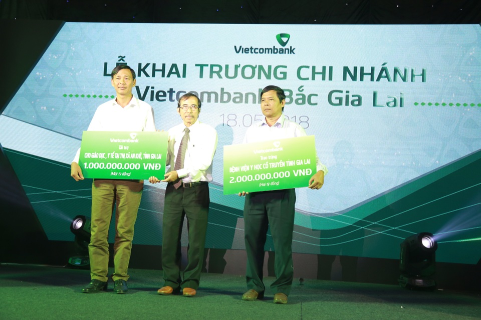 Vietcombank khai trương hoạt động chi nhánh Bắc Gia Lai - 3 Ông Đào Hảo – Phó Tổng Giám đốc Vietcombank (giữa) trao tượng trưng số tiền tài trợ ASXH của Vietcombank cho dại diện thị trấn An Khê - ông Nguyễn Kim Quang, Phó Chủ tịch UBND thị trấn An Khê (bên trái) và đại diện Bệnh viện Y học cổ truyền Gia Lai – Ông Nguyễn Thanh Hùng, Giám đốc Bệnh viện (bên phải)