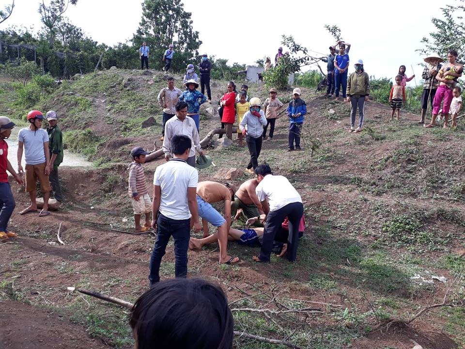 Tranh thủ bắt cá trong giờ ra chơi, hai học sinh chết đuối - 2 Tranh thủ giờ ra chơi để đi bắt cá, hai học sinh đuối nước