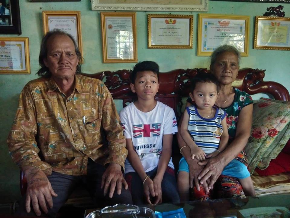 Cô gái Tây Nguyên dũng cảm chống hủ tục, nuôi 2 người con - 2
Bố mẹ và 2 đứa con mà Y Byen đã giải cứu từ tay thần chết. Hai đứa con được mẹ Y Byen nuôi nay đã khỏe mạnh và học giỏi