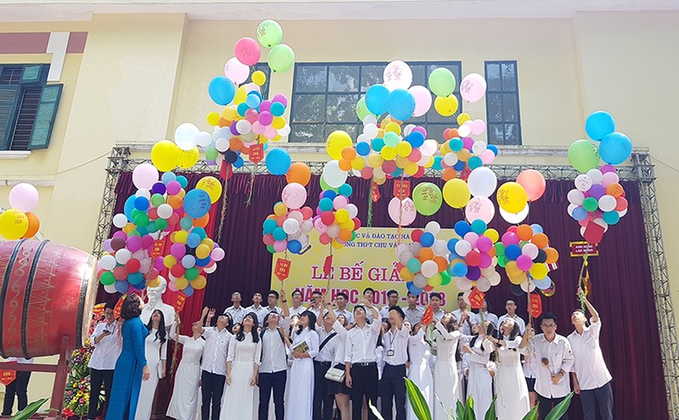 Lễ bế giảng xúc động của học sinh Trường THPT Chu Văn An - 12 Cùng nhau thả những chùm bóng bay mang ước mơ, hy vọng, hoài bão của lứa tuổi 18 lên bầu trời xanh ngắt.