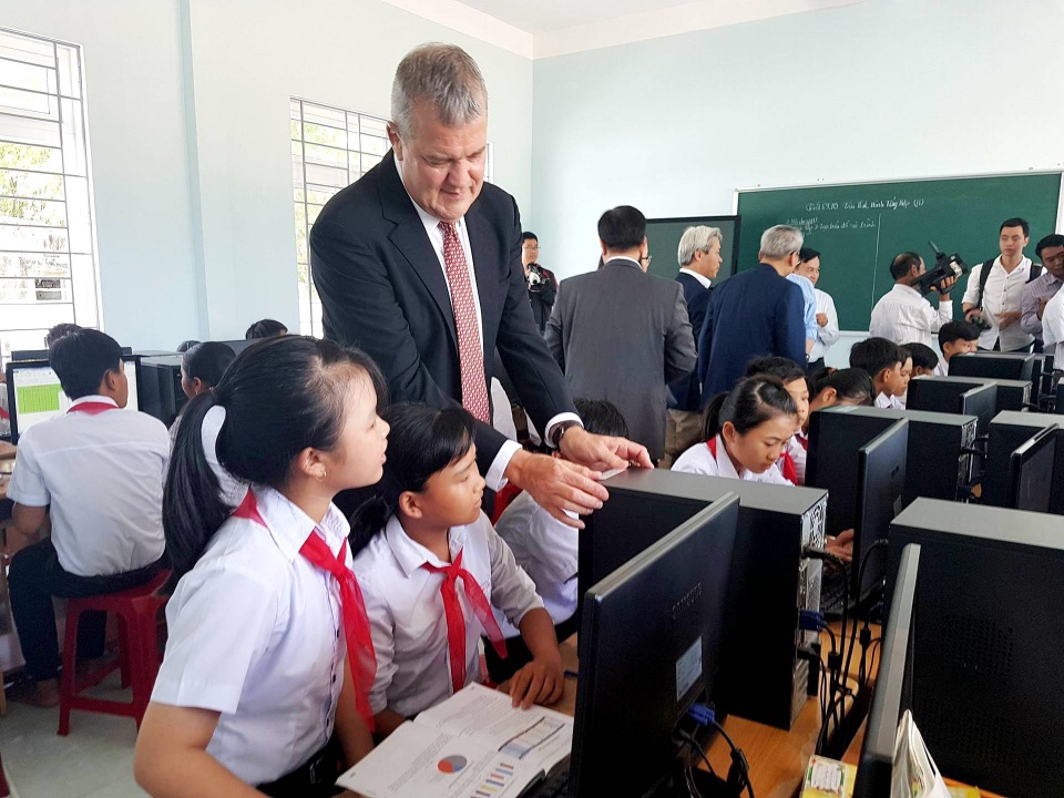 Xã nghèo ven biển được tài trợ thiết bị giáo dục và y tế - 1 Các em học sinh được hỗ trợ phòng học máy tính