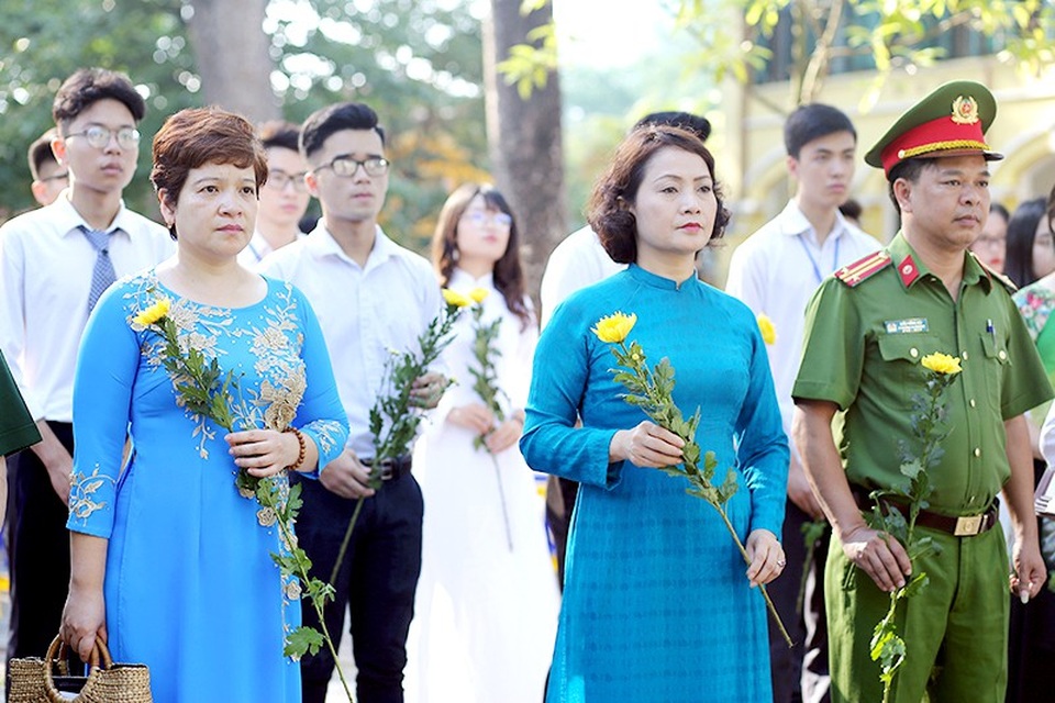 Lễ bế giảng xúc động của học sinh Trường THPT Chu Văn An - 4 Nghi lễ dâng hương lên tượng đài danh sư Chu Văn An được diễn ra trang nghiêm, thành kính với sự tham dự của Ban giám hiệu nhà trường và các học sinh tiêu biểu.