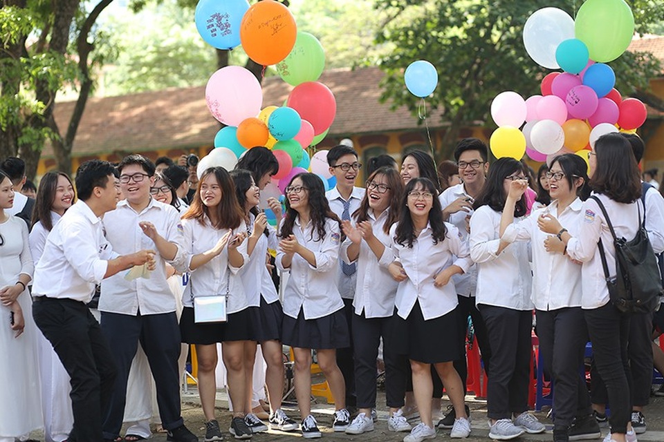 Lễ bế giảng xúc động của học sinh Trường THPT Chu Văn An - 5 Cả tập thể lớp cổ vũ rất nhiệt tình cho những người bạn của mình đang trình diễn các ca khúc trên sân khấu.