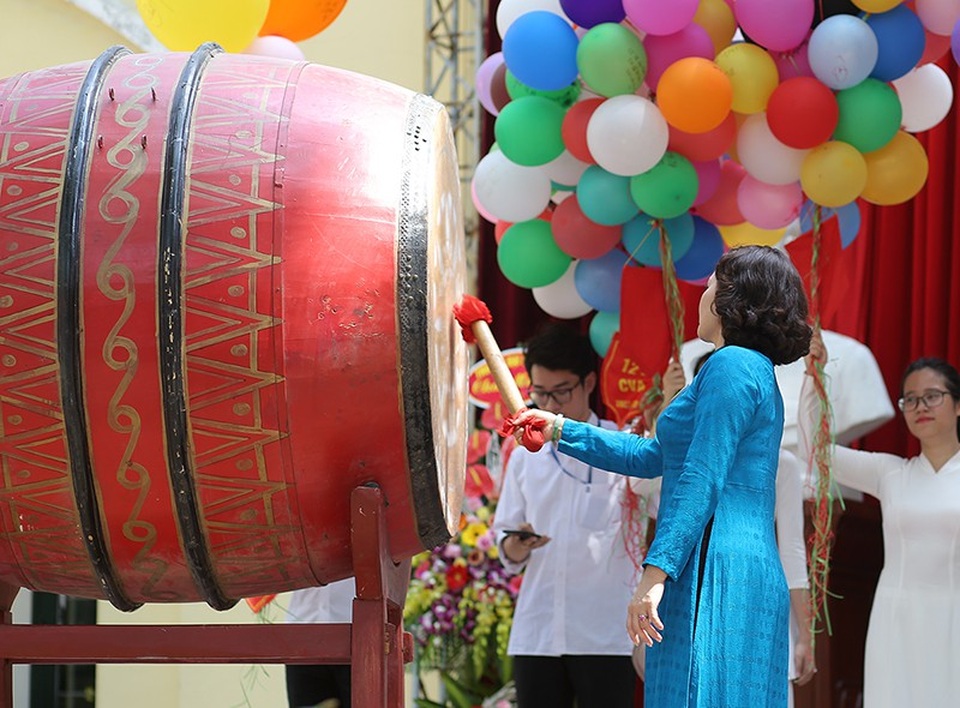 Lễ bế giảng xúc động của học sinh Trường THPT Chu Văn An - 6 Thời khắc khi cô Hiệu trưởng gióng hồi trống trường kết thúc năm học...