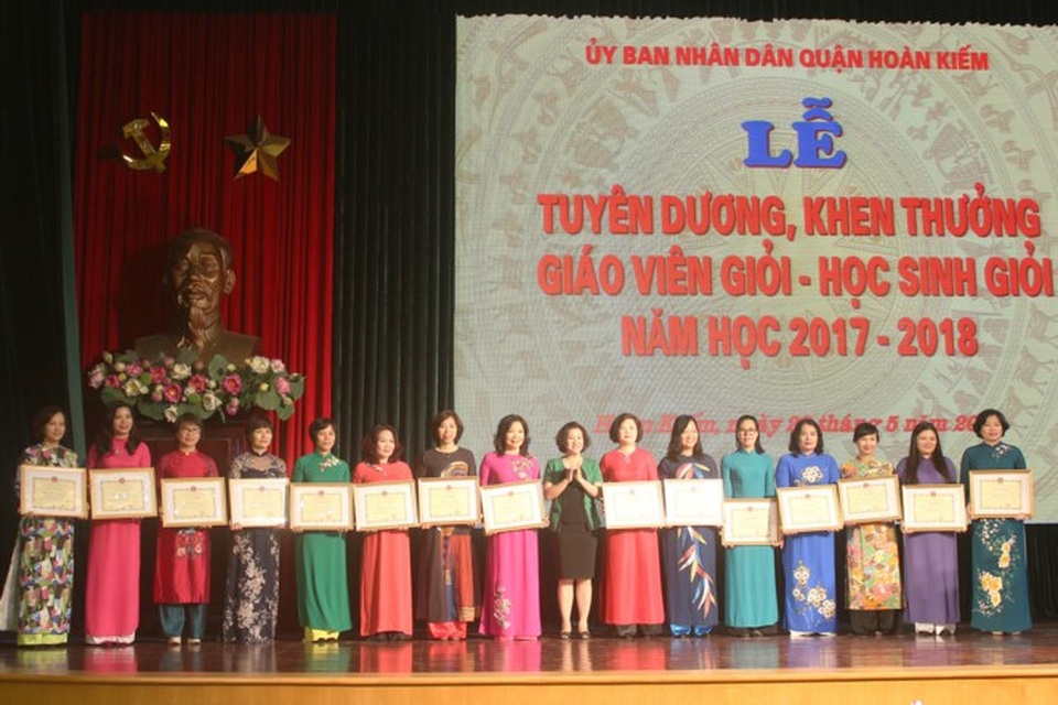 Quận Hoàn Kiếm (Hà Nội): Tuyên dương giáo viên, học sinh giỏi năm học 2017-2018 - 2 Bà Trần Thu Hà - Chủ tịch Công đoàn Giáo dục quận Hoàn Kiếm trao bằng khen cho tập thể trường đạt thành tích xuất sắc.