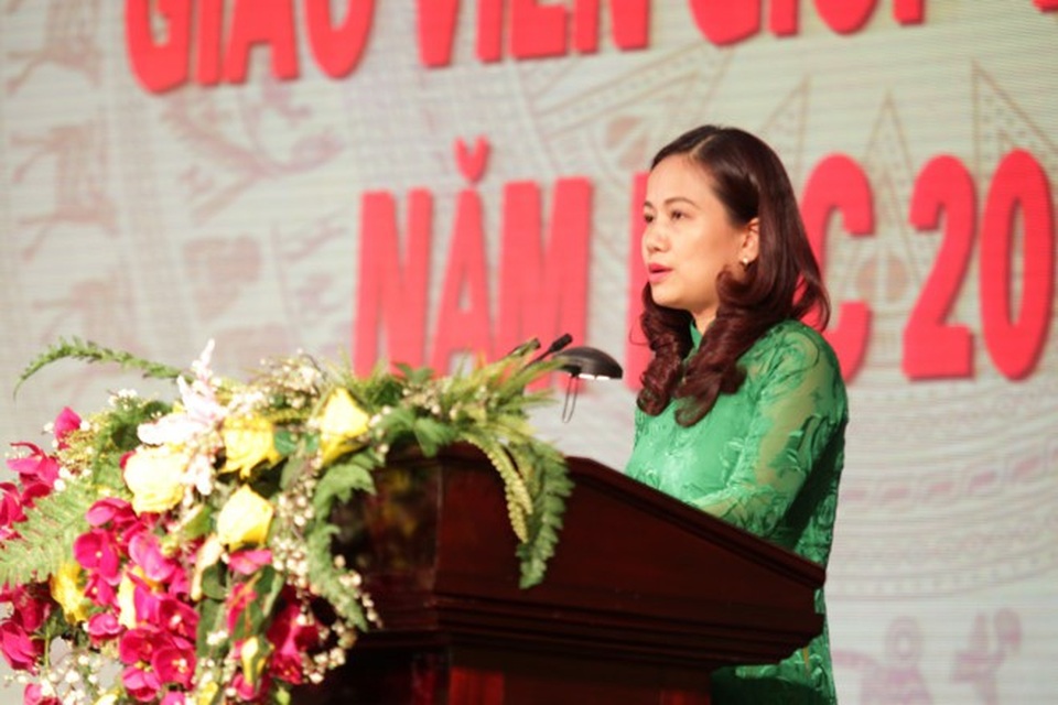 Quận Hoàn Kiếm (Hà Nội): Tuyên dương giáo viên, học sinh giỏi năm học 2017-2018 - 1 Bà Vương Hương Giang - Trưởng phòng Giáo dục và Đào tạo quận Hoàn Kiếm báo cáo thành tích đã đạt được trong năm học 2017-2018 tại buổi lễ.
